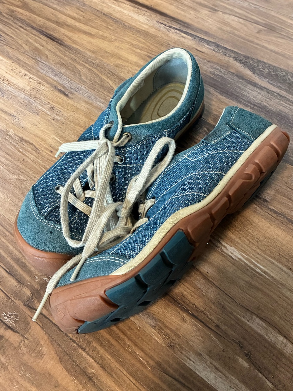 Keen women’s 8.5 Teal Canvas Low-Top Sneakers with Cream Trim